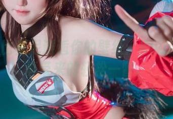当灰色比基尼邂逅你的壁纸：KuukoW写真带来的轻松一瞥。