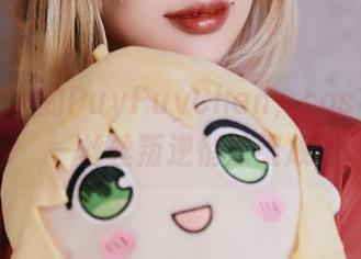 坐在教室的PuyPuyChan，cos妆下的一丝丝叛逆悄然绽放