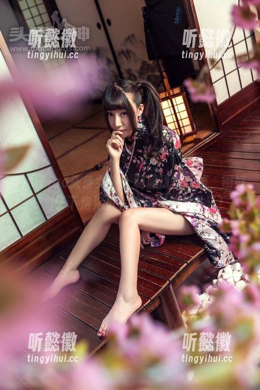 TouTiao头条女神 - 制服原图合集，刚好奇看了下洛洛可，没想到被抓住了！