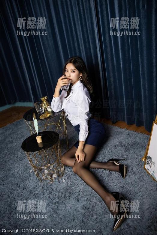 XIAOYU语画界 - 坐在办公室的程开心，突然get到乐趣：美图更新，不如一杯咖啡！