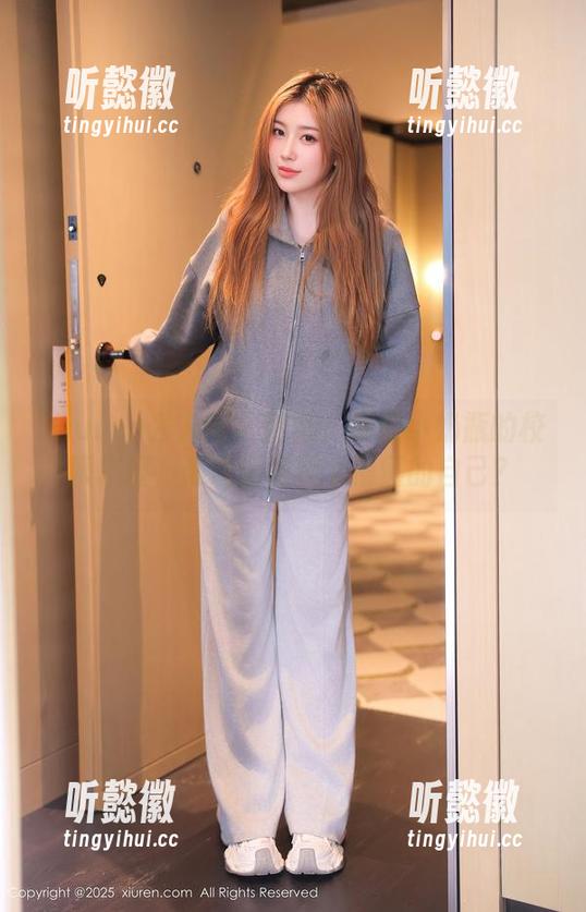 Xiuren秀人网 - 图集：柚柚小奶瓶的校服态度，谁还记得那个懵懂的自己？