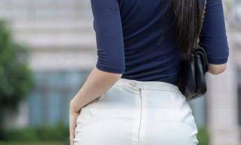 Xiuren秀人网 – 模特悦悦的浴室时光：无圣光的图片，俏皮又不失性感