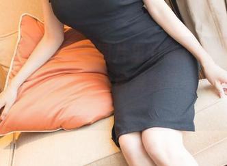 Xiuren秀人网 – 图片里的陈小喵，短裙随风起舞，像是在邀请我参与一场无聊的梦。