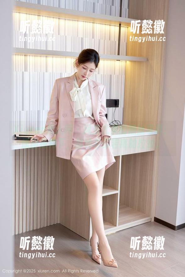 Xiuren秀人网 - 风景尤美的黑丝写真：原图视角下，那种若即若离的拉扯。