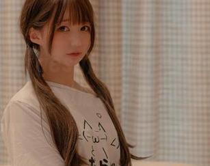 原图里的nagesa魔物喵，白裙在风中摇曳，像在邀请我去舞蹈一曲？