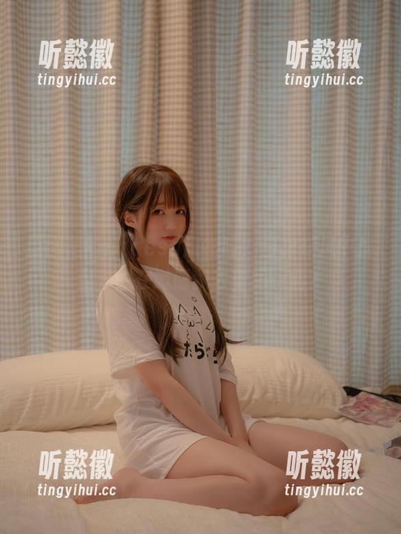 原图里的nagesa魔物喵，白裙在风中摇曳，像在邀请我去舞蹈一曲？