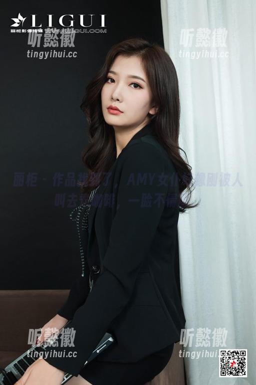 丽柜 - 作品找到了，AMY女仆好像刚被人叫去煮咖啡，一脸不情愿。