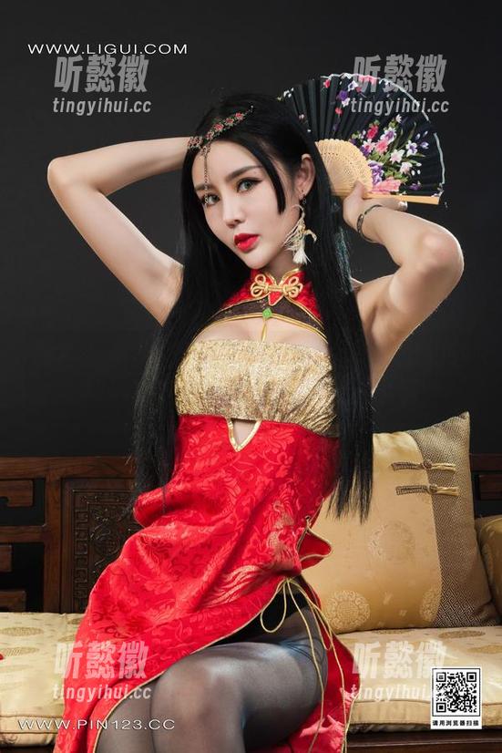 丽柜 - 美美的连体衣精选！写真集里的各种形态：认真和随意的完美平衡