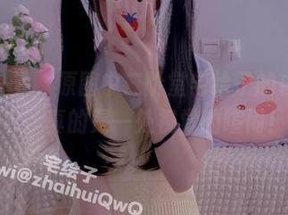 翻找一下，原图中二阶堂宅绘子的白丝毛衣，真的是一处视觉的喧闹！