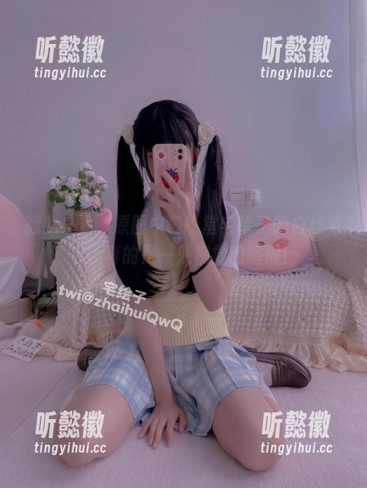 翻找一下，原图中二阶堂宅绘子的白丝毛衣，真的是一处视觉的喧闹！
