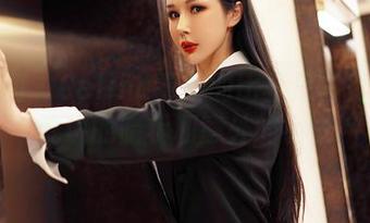 嗲囡囡 – Celina青妍的比基尼写真：不能说的暗示和意外的小慌