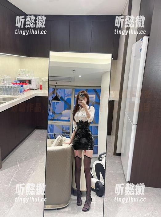 奔跑的晶骡子 微密圈 - 啧啧,奔跑的晶骡子的这些泳衣波霸作品,全集都在暗示些什么,我的目光难以转移。