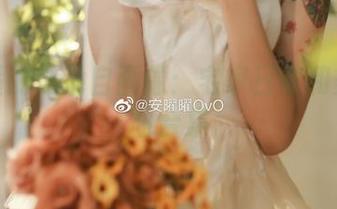安曜曜的泳池自画像：宅家日常和美丽水面合集
