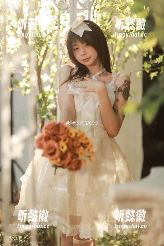 安曜曜的泳池自画像：宅家日常和美丽水面合集