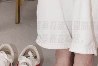小众视觉 – 全套写真打造圆圆的美腿，让每个小细节都在说话。