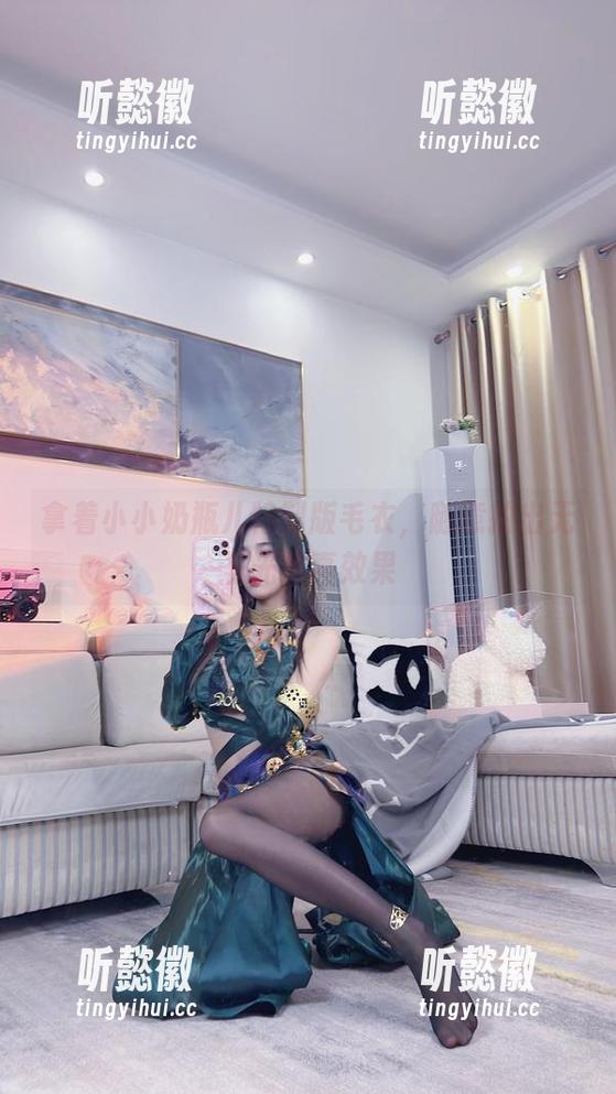 拿着小小奶瓶儿特制版毛衣，随意拍出无圣光写真效果