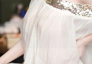 尤蜜荟 – 周思乔Betty的礼服让我想起了那个糟糕的婚礼，原图帮我救回点面子！