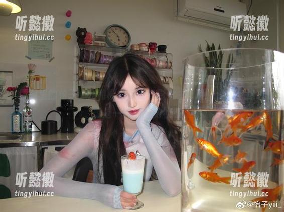 原图里的怡子yiii和樱花堪比电影女主，哦，没错，这心虚是一种很美的状态。