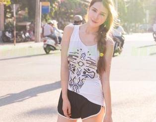 推女神 – 赵伊彤的海边游走图集：时而自由，时而在想什么村呢？