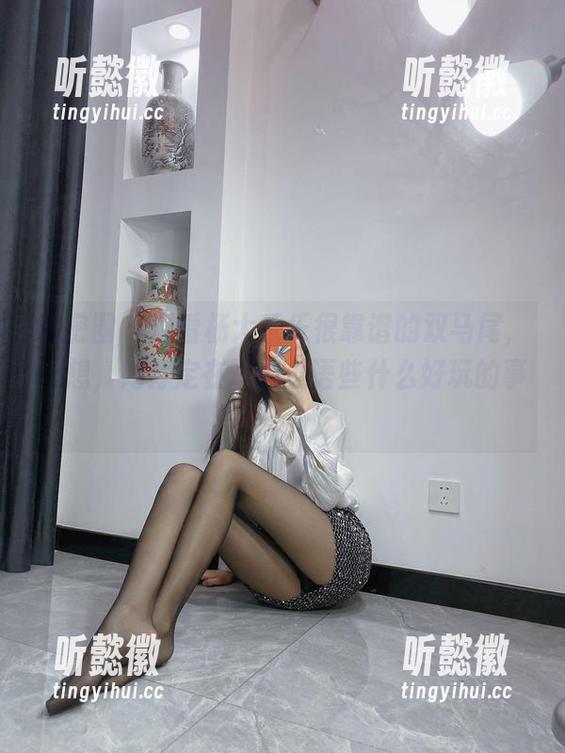 微密圈 - 观看杨大乐乐很靠谱的双马尾，心想，她肯定在耳边低语些什么好玩的事！