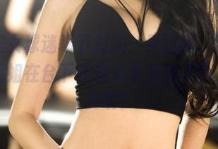 高清美女球迷场下对决：果团网，没准哪位小姐姐在台下正潜心研究替补席上的坐姿呢？