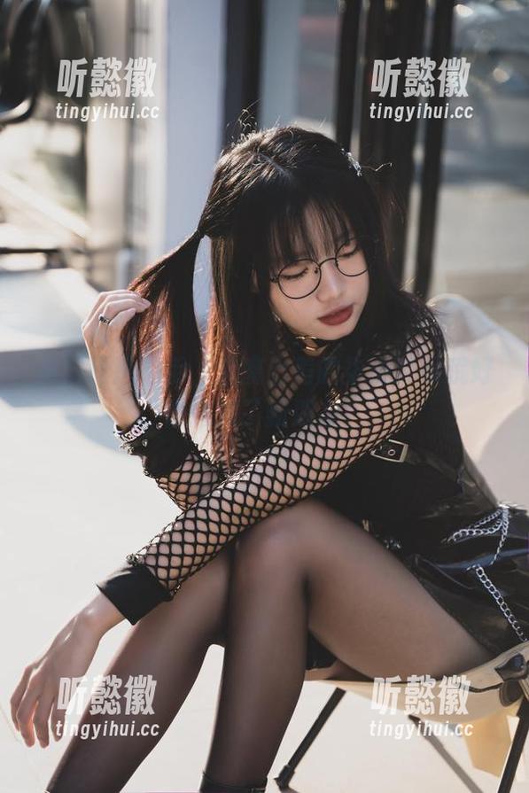 美图精选在手，魅魔出差的柒柒要乖哦好像遇到了新朋友！