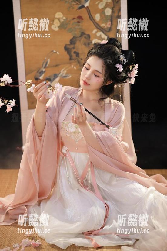 想看桃暖酱变身兔女郎？别等了，快来免费下载！但愿不失望。