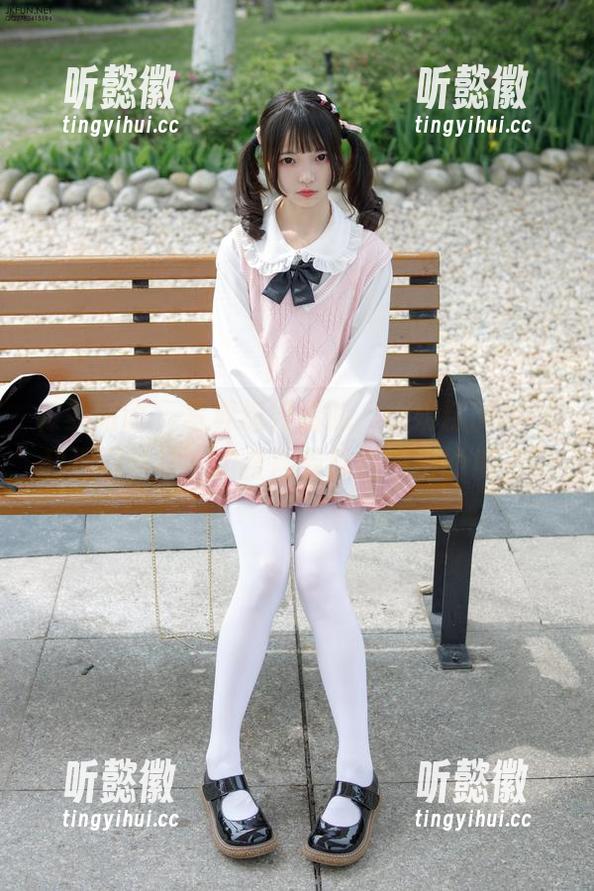 森萝财团 - 写真挺好看的，小奶糕Milky和那双丝袜，组合得有种说不出的魔力。