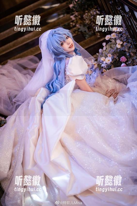 特软儿Sona“皮衣”cos扭曲世界：快来看这身衣服挺拔到了天上！