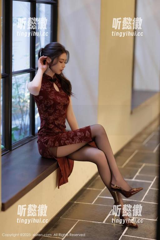 秀人网 - 一起来看小海臀Rena的校服高清壁纸，谁能拒绝这种校园反叛？