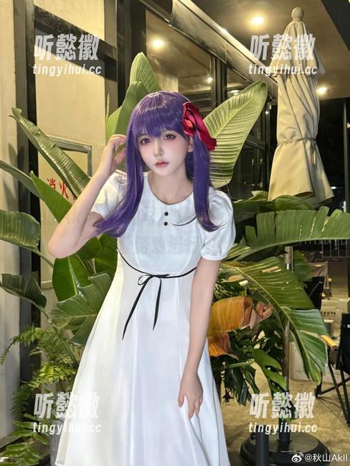 秋山AkI：你的写真集更新了，秋天的恋爱游戏进行中！