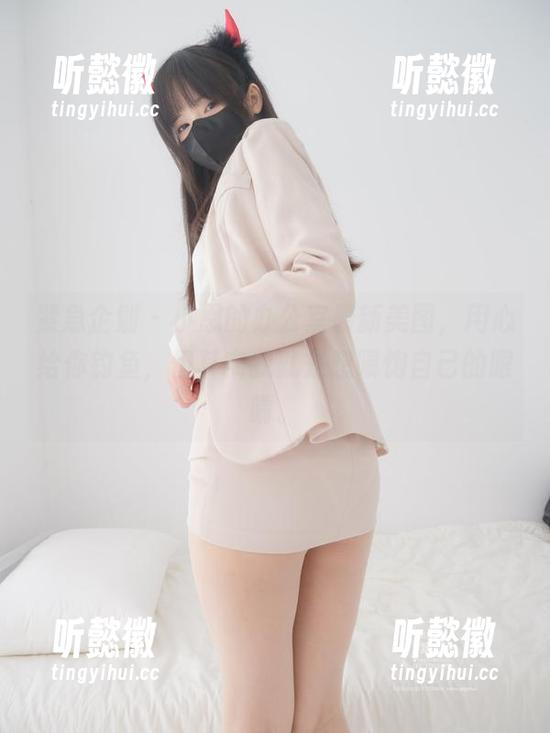 紧急企划 - 小恩的办公室最新美图，用心给你钓鱼，但其实我就是想喂饱自己的眼睛。