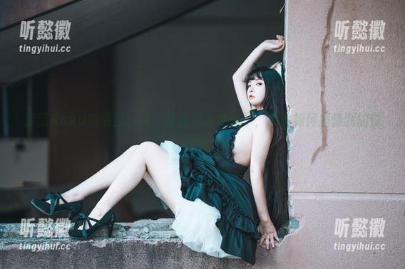 落落Raku的假日cos，圣诞老人也来了，我该如何掩饰我的惊讶呢？