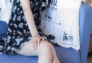 袜啵啵 – 小甜豆的私拍，脚对脚互动原图，乍一看似乎没什么，细想又总让人心思万千…