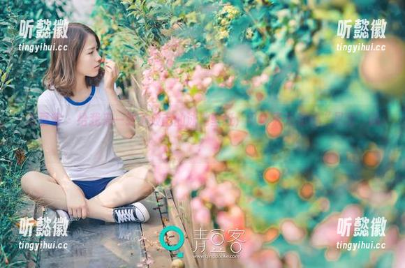 青豆客 - 给我来一张丁筱南的泳池壁纸，可以天天和她“见面”吗？