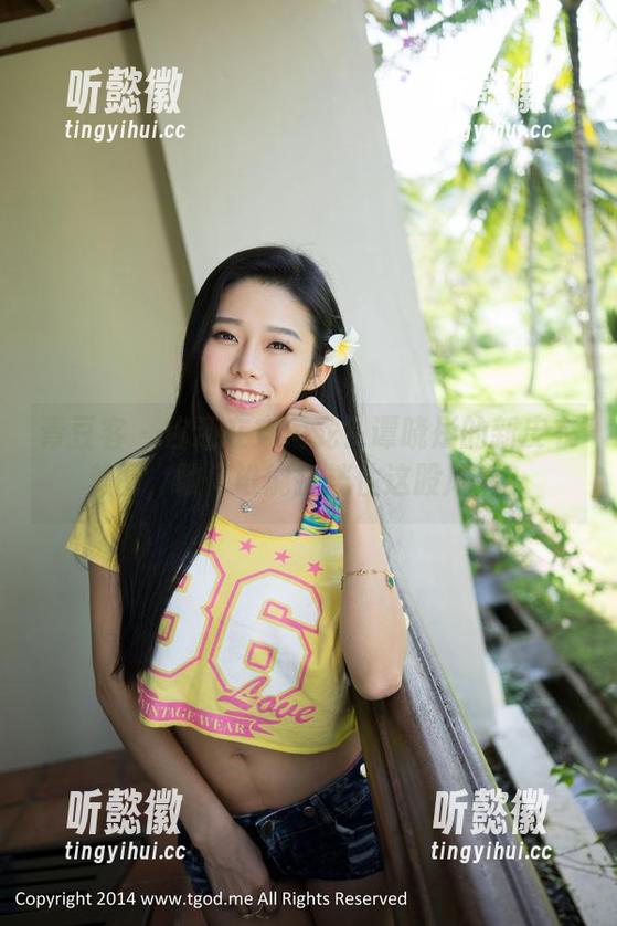 青豆客 - 你还在穿尼龙？谭晓彤的新皮衣美图，敢问谁能抵挡住这股风潮？